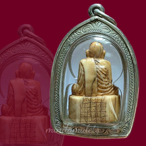 รูปเหมือนเนื้องา หลวงปู่มั่น ทัตโต วัดป่าโนนเจริญ อุบลราชธานี สภาพสวยพร้อมเลี่ยมเงิน - Image 2